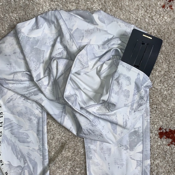 Like New - Lululemon- White Floral- Size 10 Wunder Unders - Picture 8 of 13